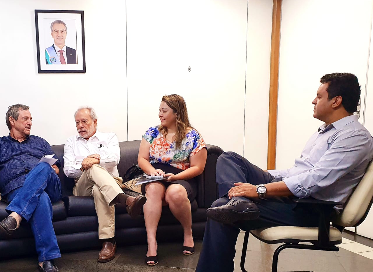 Bosco Martins e diretor Jurídico da Fertel, Danilo Magalhães, definem implementação do PMSI com assessor da CGE que coordena programa, João Francisco Arcoverde Lopez (Foto: Pedro Amaral)